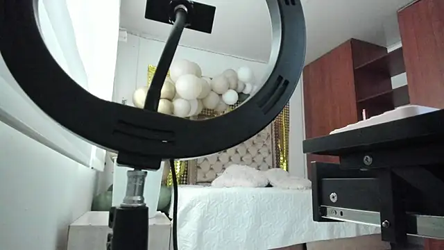 Snapshot of MikemillersX1 chatting on December 18, 2025, 2:10 pm MikemillersX1 online show from December 18, 2025, 2:10 pm