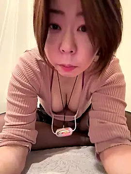 Snapshot of Yukimi- chatting on October 19, 2025, 8:33 pm Yukimi- online show from October 19, 2025, 8:33 pm