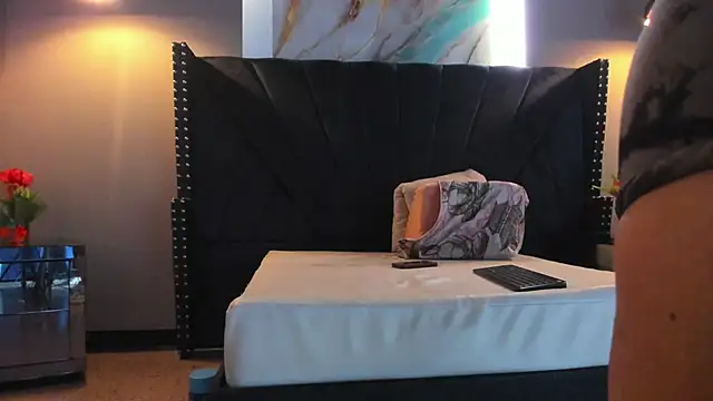 Snapshot of MAHIASMITH13 chatting on December 15, 2025, 1:06 pm MAHIASMITH13 online show from December 15, 2025, 1:06 pm