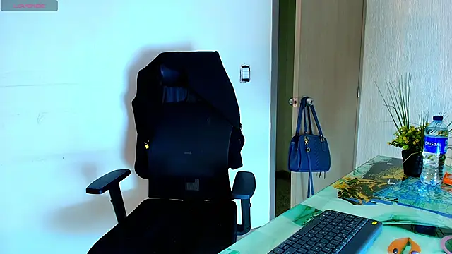 Snapshot of Zuzana21 chatting on November 27, 2025, 1:00 pm Zuzana21 online show from November 27, 2025, 1:00 pm