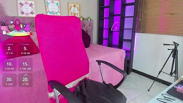 Snapshot of Lia_Keen chatting on October 27, 2025, 8:21 pm Lia Keen online show from October 27, 2025, 8:21 pm