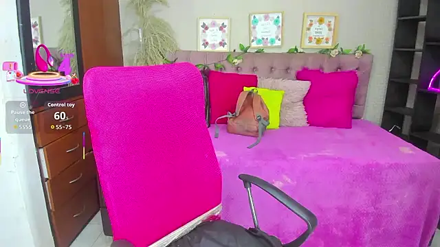 Snapshot of Lia_Keen chatting on November 5, 2025, 8:01 pm Lia Keen online show from November 5, 2025, 8:01 pm