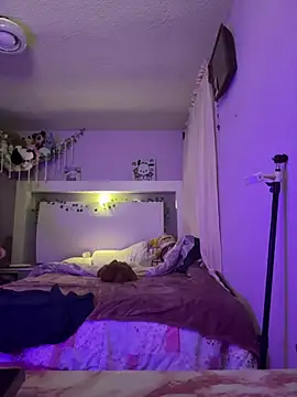 m0ondolly online show from April 15, 2026, 6:41 am