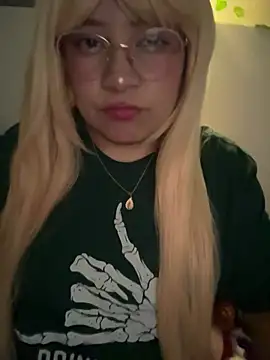 Snapshot of m0ondolly chatting on July 3, 2026, 6:42 am m0ondolly online show from July 3, 2026, 6:42 am