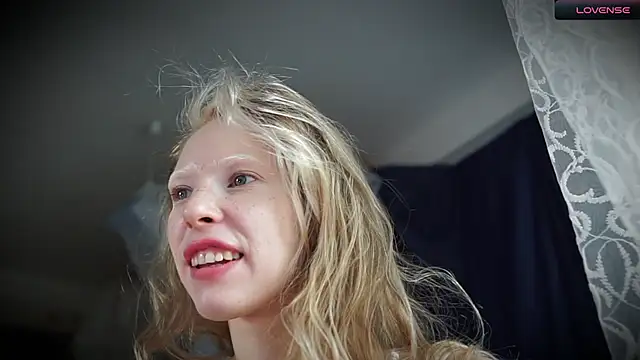 Snapshot of _Phantom_thread_ chatting on October 10, 2025, 11:00 am Phantom thread online show from October 10, 2025, 11:00 am