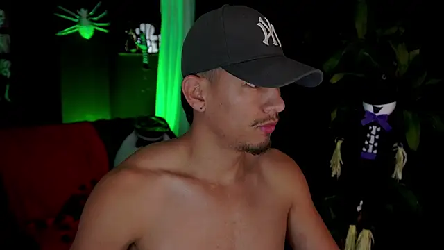 Snapshot of Aaronfox_x chatting on October 18, 2025, 9:33 am Aaronfox x online show from October 18, 2025, 9:33 am