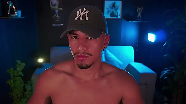 Snapshot of Aaronfox_x chatting on November 16, 2025, 10:35 pm Aaronfox x online show from November 16, 2025, 10:35 pm