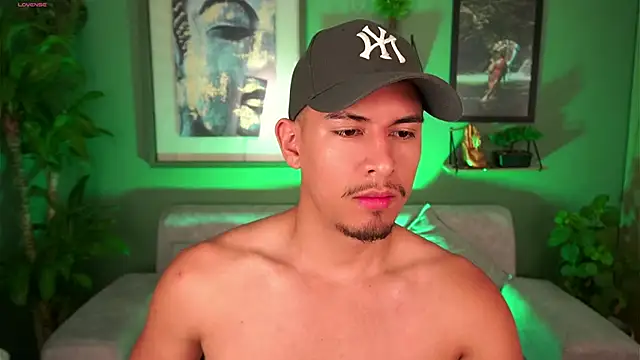 Snapshot of Aaronfox_x chatting on March 17, 2025, 11:42 am Aaronfox x online show from March 17, 2025, 11:42 am