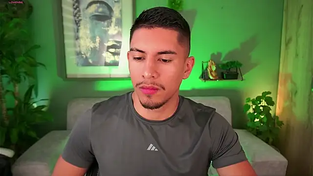 Snapshot of Aaronfox_x chatting on March 18, 2025, 12:39 pm Aaronfox x online show from March 18, 2025, 12:39 pm