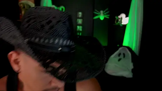 Snapshot of Aaronfox_x chatting on November 1, 2025, 12:28 am Aaronfox x online show from November 1, 2025, 12:28 am