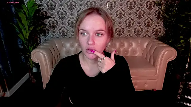 Snapshot of MaribelRiverr_ chatting on September 21, 2025, 5:23 am MaribelRiverr  online show from September 21, 2025, 5:23 am