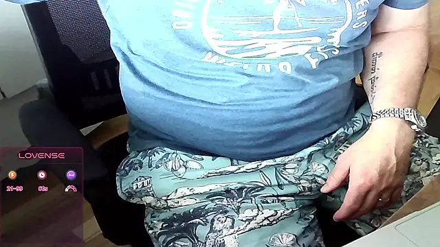 Snapshot of Big_And_ThickUK chatting on June 18, 2026, 12:21 pm Big And ThickUK online show from June 18, 2026, 12:21 pm