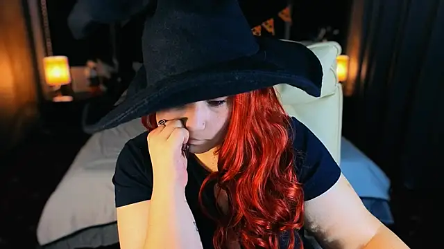 Snapshot of BettyDark chatting on October 31, 2025, 8:38 pm BettyDark online show from October 31, 2025, 8:38 pm