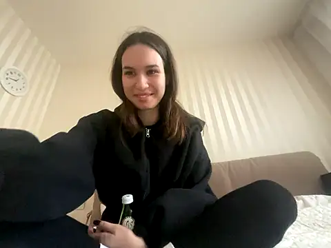 Snapshot of Roxie_Mils chatting on November 18, 2025, 9:45 am Roxie Mils online show from November 18, 2025, 9:45 am