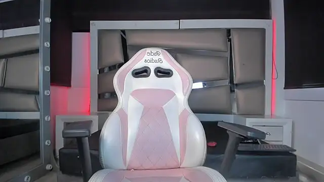 Snapshot of Miss__pretty_ chatting on October 29, 2025, 7:51 am Miss  pretty  online show from October 29, 2025, 7:51 am