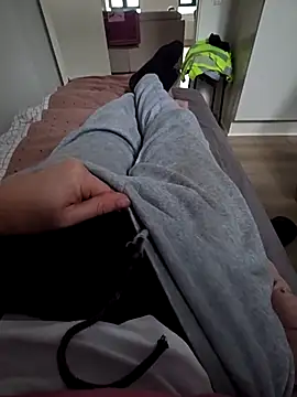 Snapshot of poldek38 chatting on December 17, 2025, 11:48 am poldek38 online show from December 17, 2025, 11:48 am