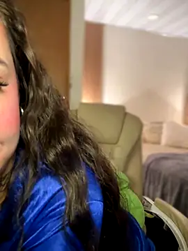 Mae Henao9 online show from November 23, 2025, 8:57 am