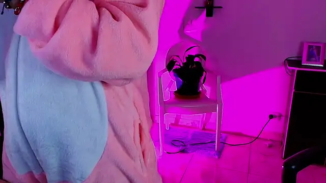 TinnaDawsom online show from January 24, 2025, 5:42 am