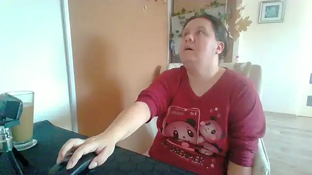 Snapshot of ReifeVenna chatting on December 3, 2024, 10:12 am ReifeVenna online show from December 3, 2024, 10:12 am