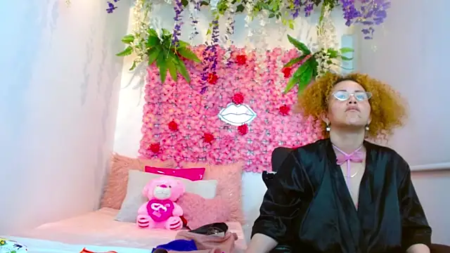 BLONDE SEXYHOT online show from October 9, 2025, 5:52 am