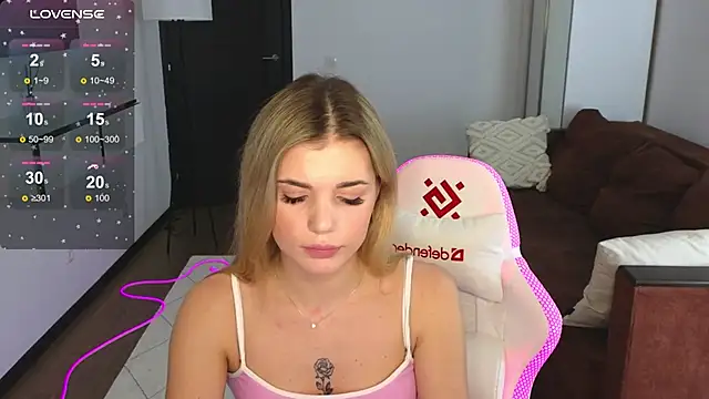 adrianawow1 online show from March 13, 2025, 3:22 am