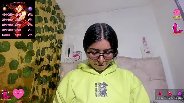 cristalconnorr online show from October 1, 2025, 4:22 pm