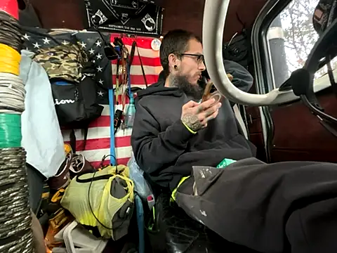 Snapshot of XMeF10 chatting on December 1, 2025, 1:23 pm XMeF10 online show from December 1, 2025, 1:23 pm