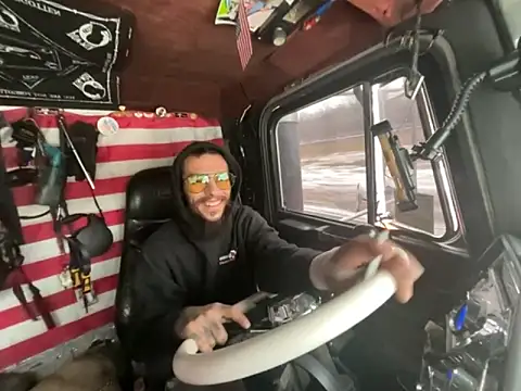 Snapshot of XMeF10 chatting on December 4, 2025, 2:49 pm XMeF10 online show from December 4, 2025, 2:49 pm