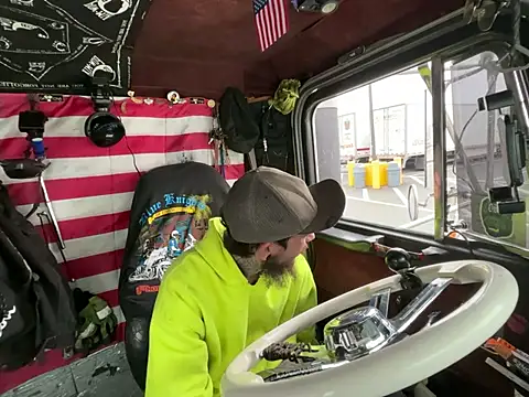 Snapshot of XMeF10 chatting on January 14, 2026, 5:05 pm XMeF10 online show from January 14, 2026, 5:05 pm