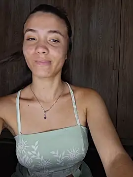 Snapshot of HelenHoltz chatting on December 17, 2025, 2:22 pm HelenHoltz online show from December 17, 2025, 2:22 pm