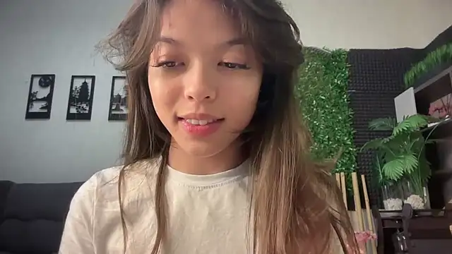 Snapshot of DesiredHoney chatting on October 5, 2025, 4:42 pm DesiredHoney online show from October 5, 2025, 4:42 pm