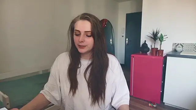 Snapshot of ce_leste__ chatting on March 4, 2026, 2:25 pm ce leste online show from March 4, 2026, 2:25 pm