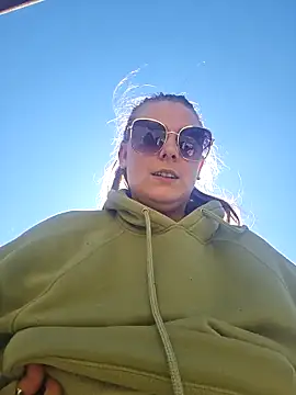 Snapshot of ce_leste__ chatting on March 18, 2026, 1:35 pm ce leste online show from March 18, 2026, 1:35 pm