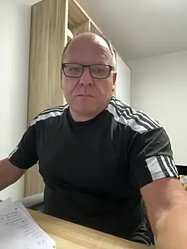 coupleLatinaLovers online show from October 3, 2025, 4:47 am