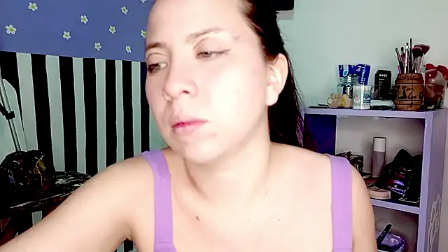 Snapshot of PetiteIvoryQueen19 chatting on May 19, 2026, 4:08 am PetiteIvoryQueen19 online show from May 19, 2026, 4:08 am
