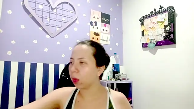 Snapshot of PetiteIvoryQueen19 chatting on May 17, 2026, 4:23 am PetiteIvoryQueen19 online show from May 17, 2026, 4:23 am