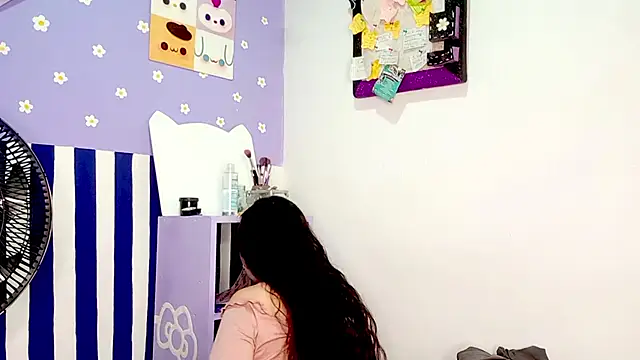 Snapshot of PetiteIvoryQueen19 chatting on May 15, 2026, 6:11 am PetiteIvoryQueen19 online show from May 15, 2026, 6:11 am