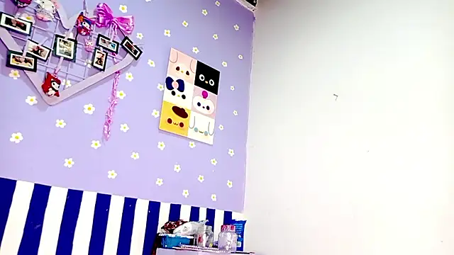 Snapshot of PetiteIvoryQueen19 chatting on June 1, 2026, 12:22 am PetiteIvoryQueen19 online show from June 1, 2026, 12:22 am
