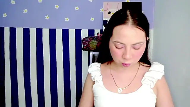 Snapshot of PetiteIvoryQueen19 chatting on April 25, 2026, 4:26 am PetiteIvoryQueen19 online show from April 25, 2026, 4:26 am