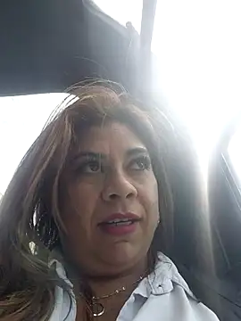 Snapshot of Laura-Hernandez chatting on June 4, 2026, 2:33 pm Laura-Hernandez online show from June 4, 2026, 2:33 pm