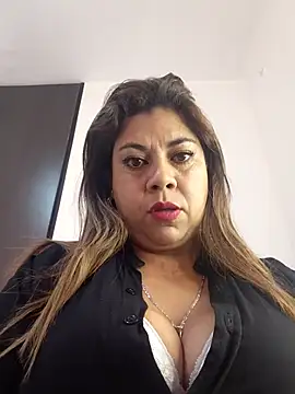 Snapshot of Laura-Hernandez chatting on May 19, 2026, 2:46 pm Laura-Hernandez online show from May 19, 2026, 2:46 pm