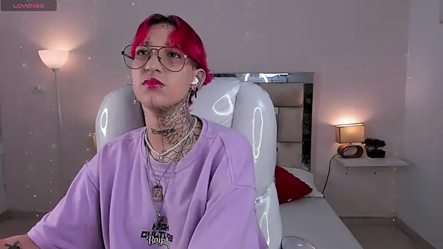 Snapshot of ravengreen_ chatting on February 4, 2025, 11:27 pm ravengreen online show from February 4, 2025, 11:27 pm