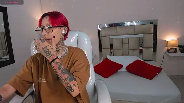 Snapshot of ravengreen_ chatting on January 24, 2025, 7:49 pm ravengreen online show from January 24, 2025, 7:49 pm