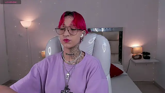 Snapshot of ravengreen_ chatting on February 4, 2025, 8:17 pm ravengreen online show from February 4, 2025, 8:17 pm