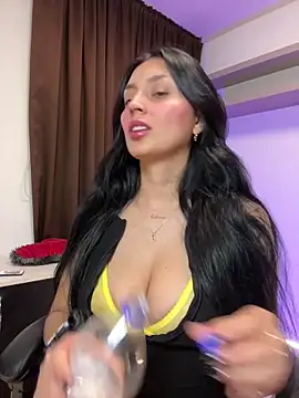 Snapshot of Valentina_cartier chatting on November 5, 2025, 11:52 pm Valentina cartier online show from November 5, 2025, 11:52 pm