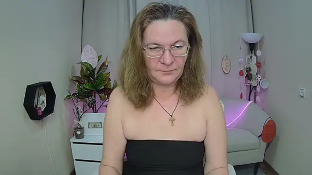 HolyMilfa online show from April 7, 2026, 6:59 am