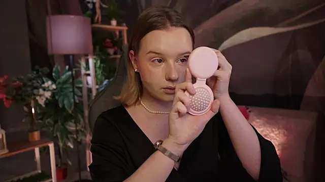 Snapshot of AdeleLoomis chatting on October 26, 2025, 2:01 am AdeleLoomis online show from October 26, 2025, 2:01 am