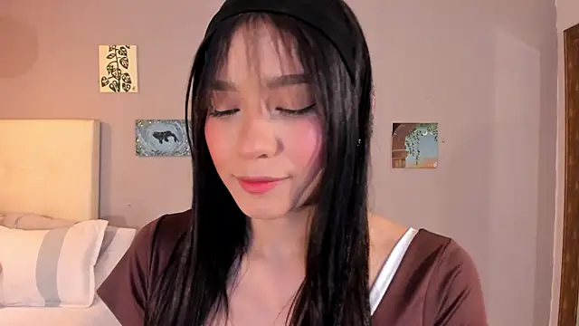 Snapshot of Maia_W10 chatting on April 27, 2026, 12:25 pm Maia W10 online show from April 27, 2026, 12:25 pm
