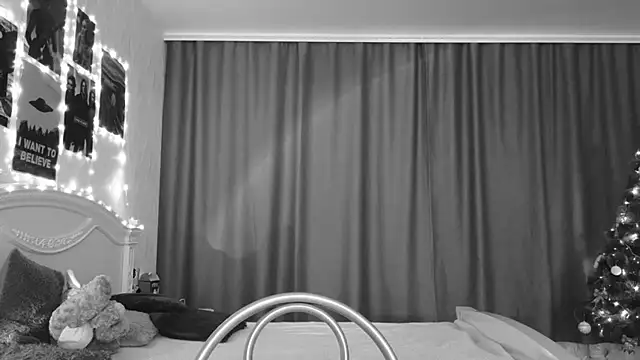 Snapshot of E_v_E_ chatting on January 5, 2025, 1:13 am E v E online show from January 5, 2025, 1:13 am