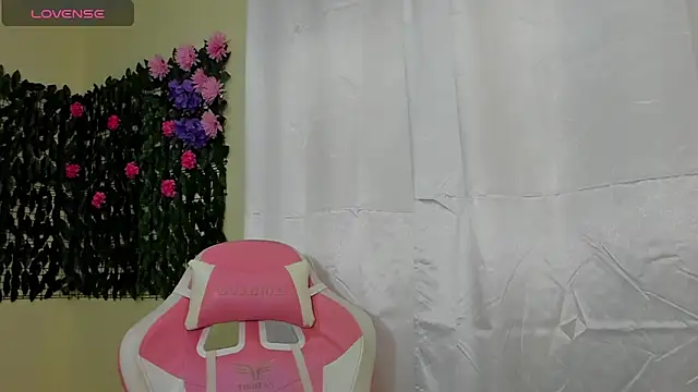 sweetieandjuicyy online show from October 14, 2025, 3:56 pm